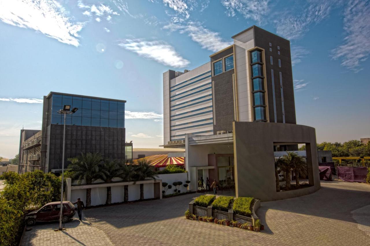 Hotel Kasturi Orchid Pāl Kültér fotó