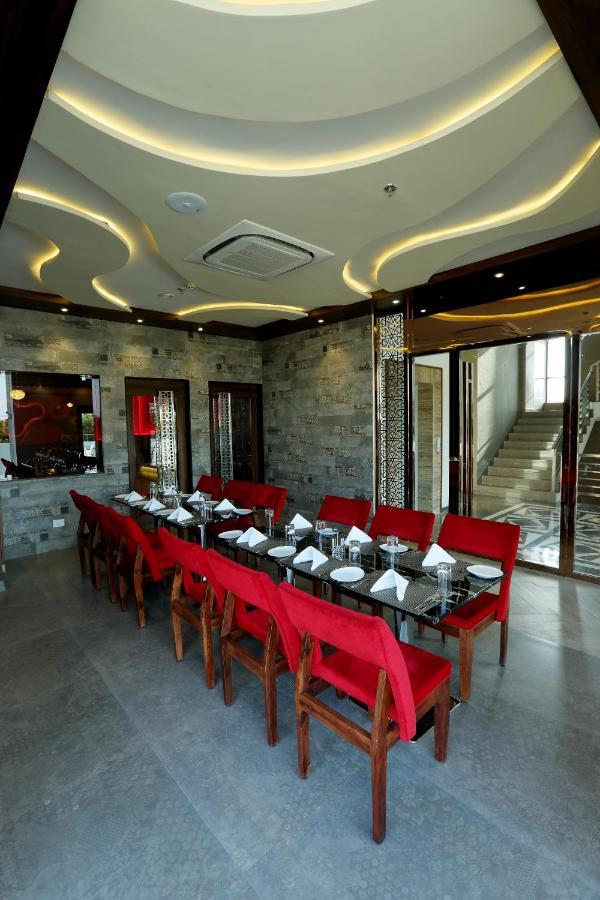 Hotel Kasturi Orchid Pāl Kültér fotó